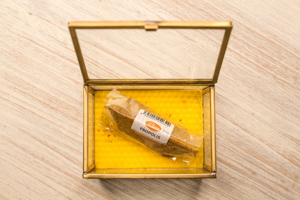 Raw propolis pleva