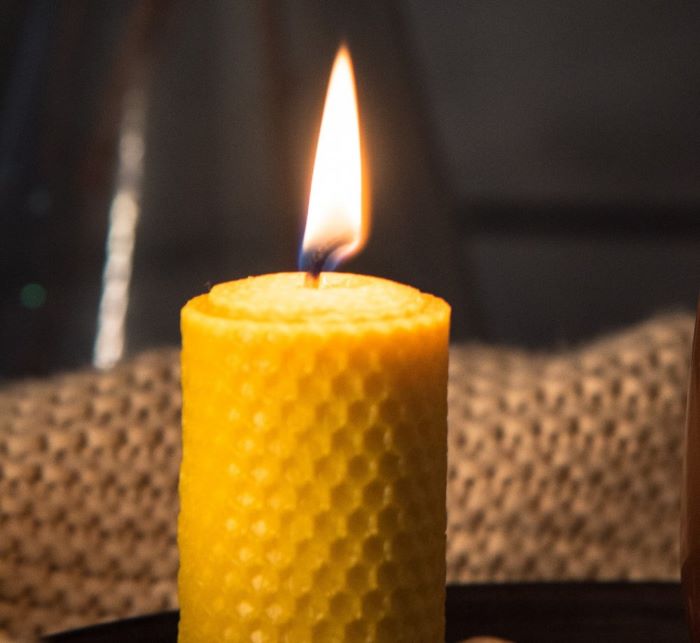 Svíčka ze včelího vosku má blahodárné účinky