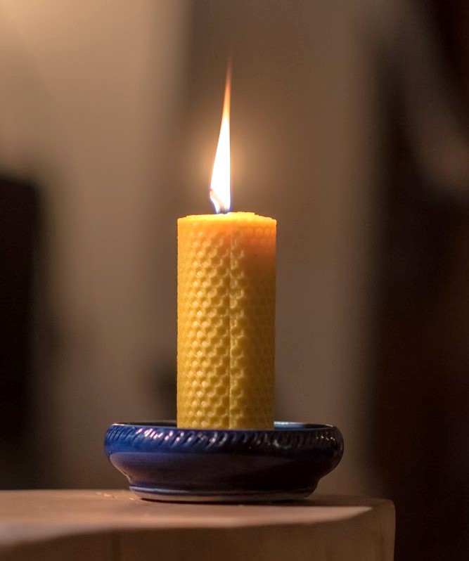 Hořící svíčka ze včelího vosku