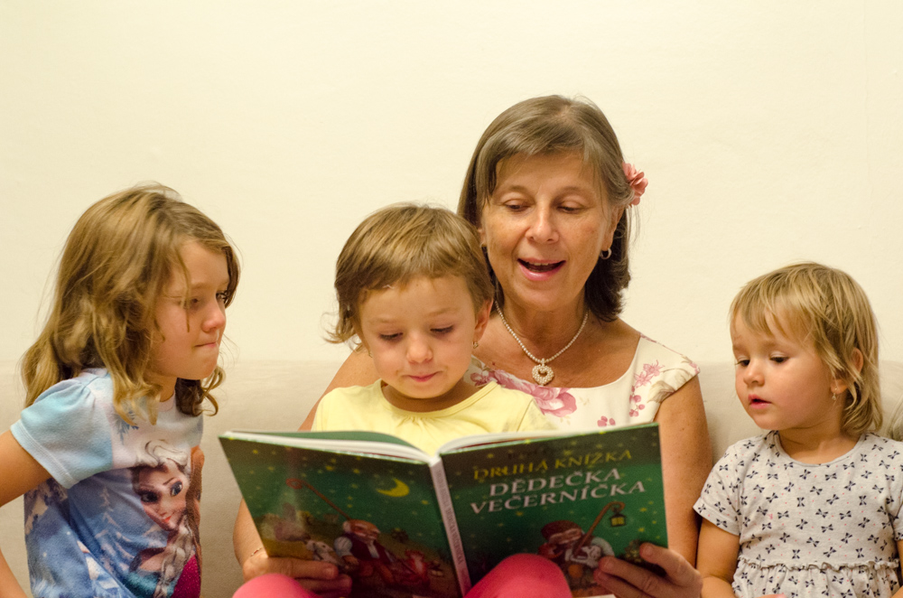 babička čte dětem, Hanka Plevová