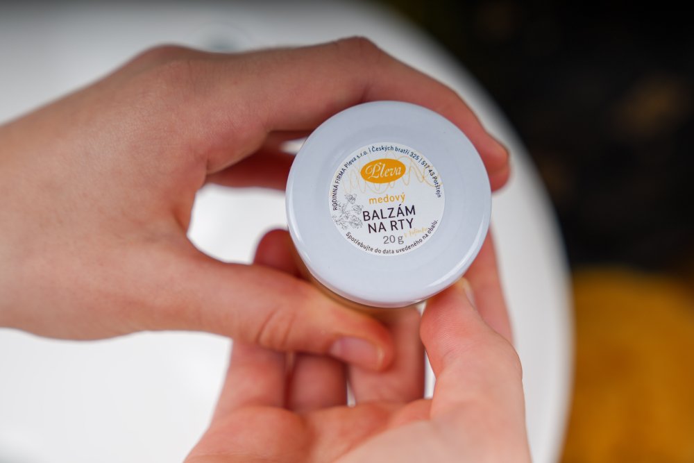 Medový balzám na rty v kelímku