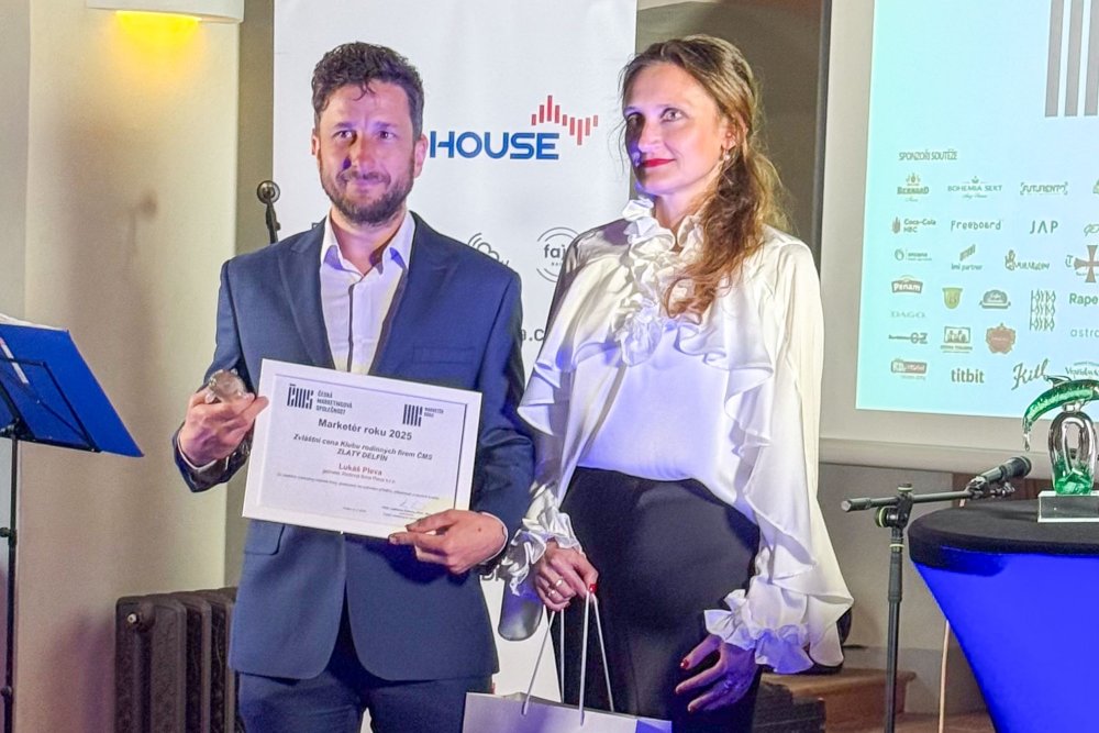 Lukáš Pleva přebírá cenu na soutěži Marketér roku 2025